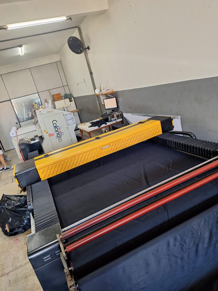 Mesa de corte automatizada com tecido para painéis sublimados