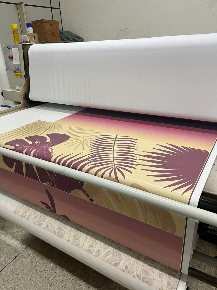 Impressora de grande formato imprimindo a arte de um painel em tecido na fábrica da LP Sublimados
