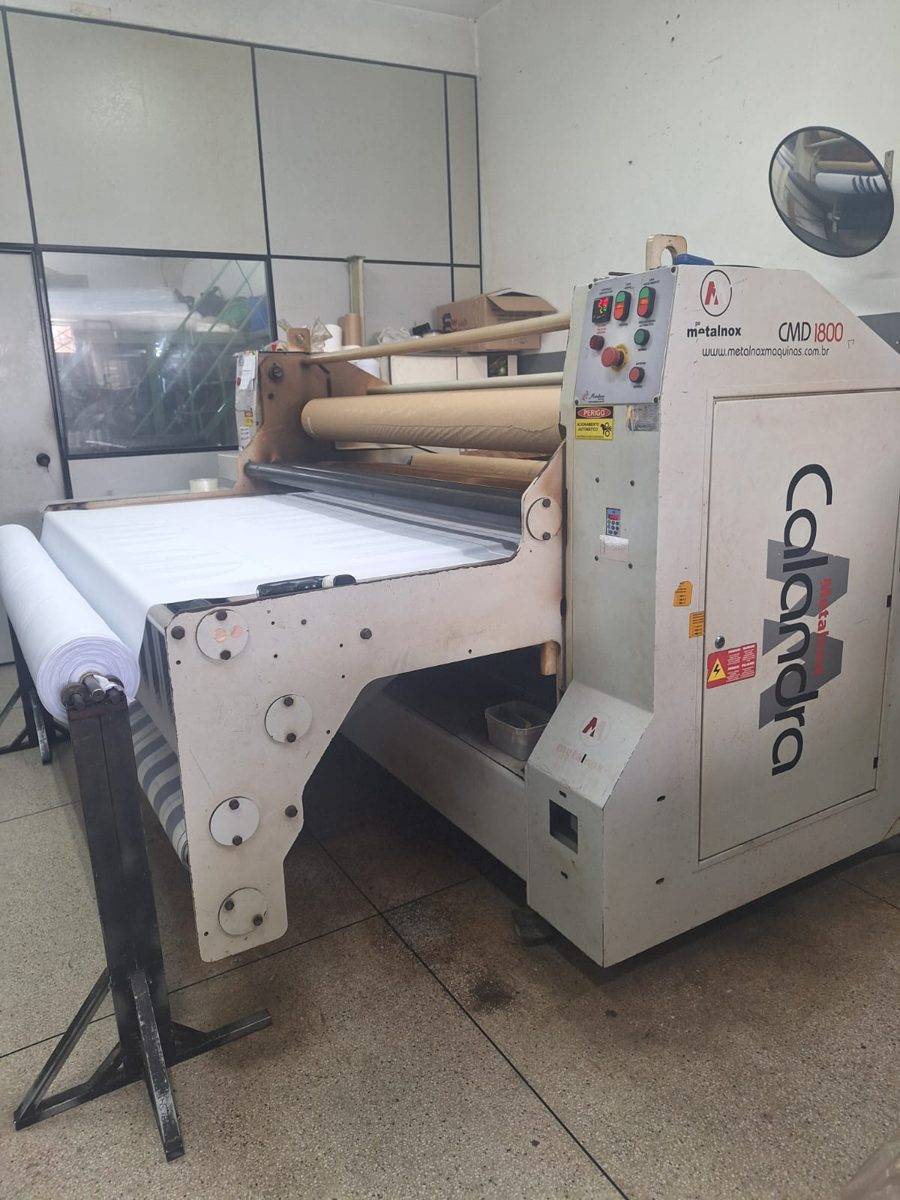 Calandra de sublimação em operação na fábrica