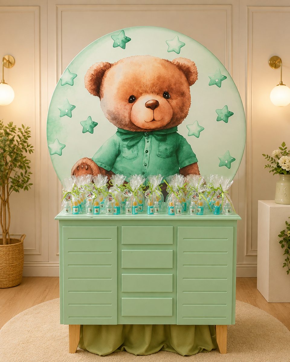 Painel sublimado de ursinho verde atrás da mesa de lembrancinhas